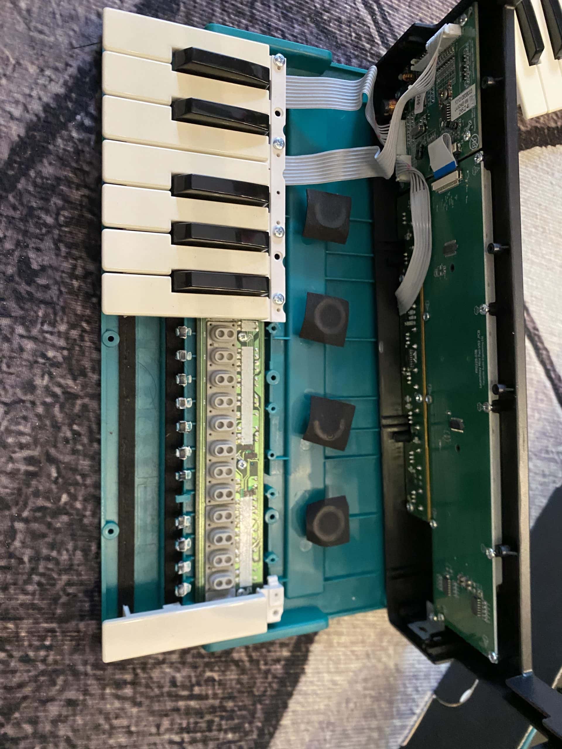 Hình ảnh sửa chữa MIDI Controller, linh kiện điện tử và bảng mạch trong quá trình bảo trì.