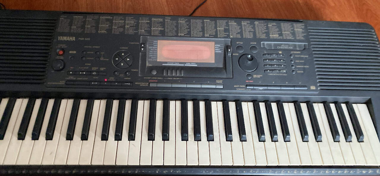 Đàn organ Yamaha đang được sửa chữa tại trung tâm 8G Music Room.