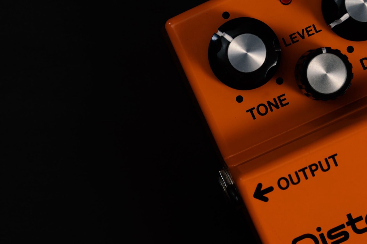 thử pickup ampli và pedal khi mua guitar điện cũ