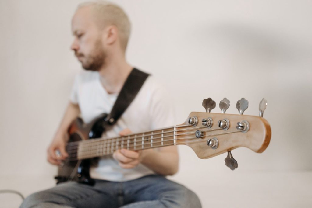 ampli-guitar-trong-phong-tap Người mới học cách chơi guitar điện với đàn và ampli