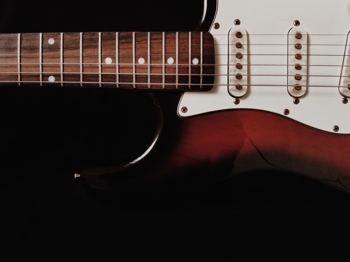 Cận cảnh guitar điện dùng để học cho người mới