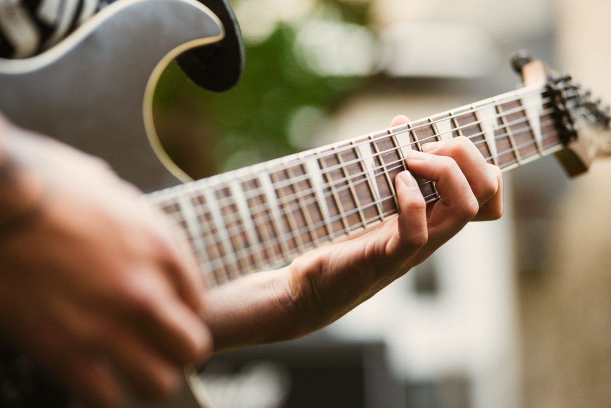 Bàn tay luyện kỹ thuật guitar điện cơ bản
