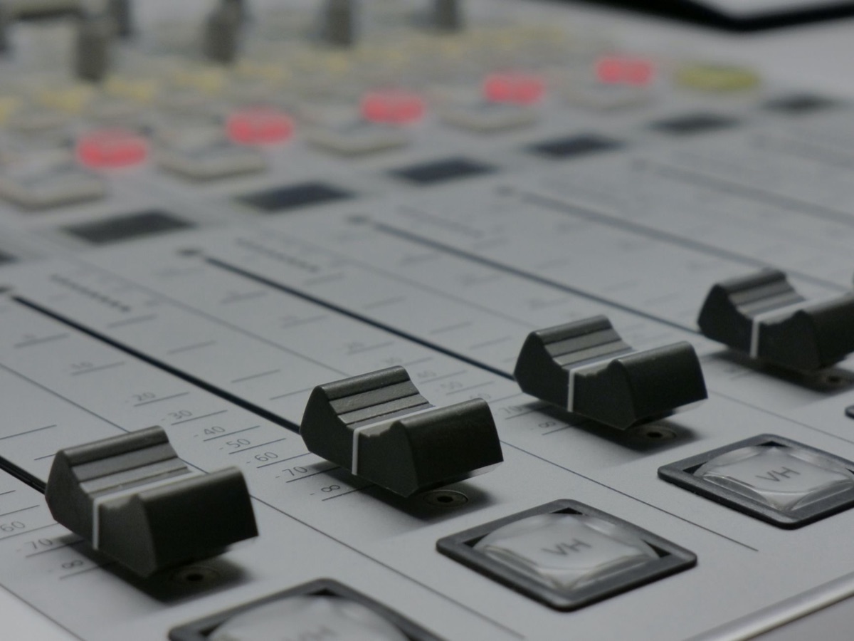 Bàn mixer trong phòng thu âm dùng cho mixing và mastering