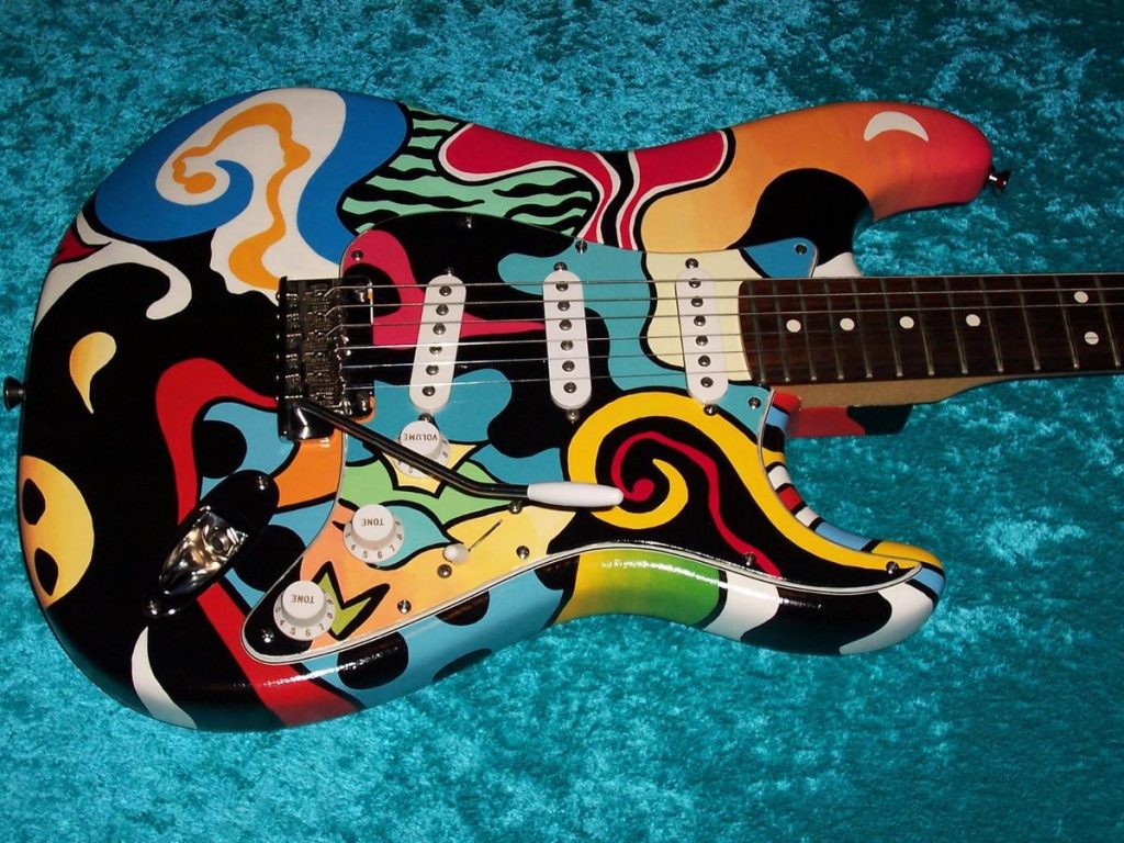 Guitar garaffiti với họa tiết màu sắc trên thân đàn