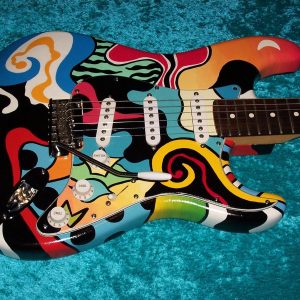 Guitar garaffiti với họa tiết màu sắc trên thân đàn