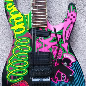 Guitar garaffiti màu nổi bật phong cách street art