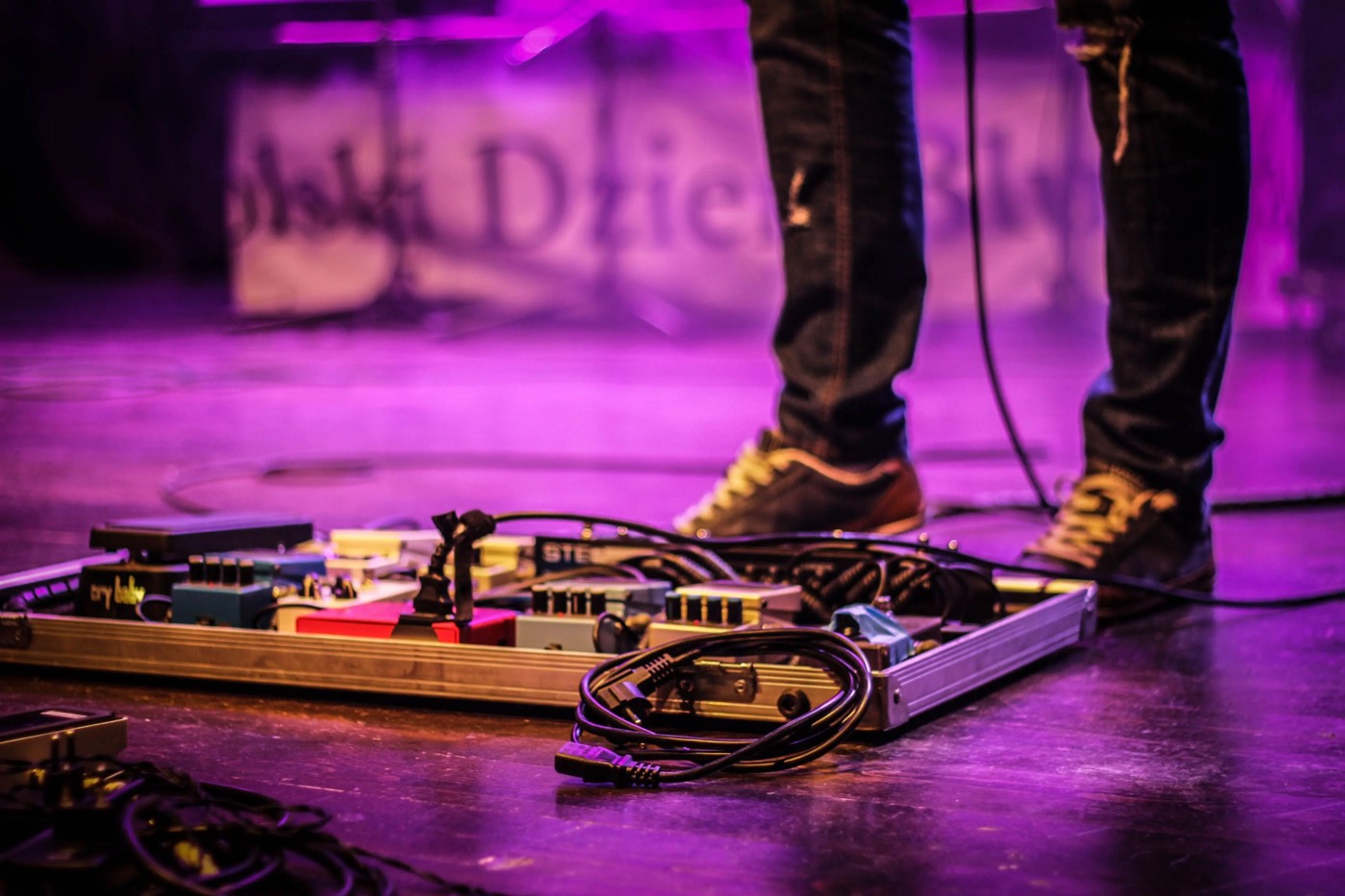 Pedalboard giá rẻ cho người mới chơi guitar điện
