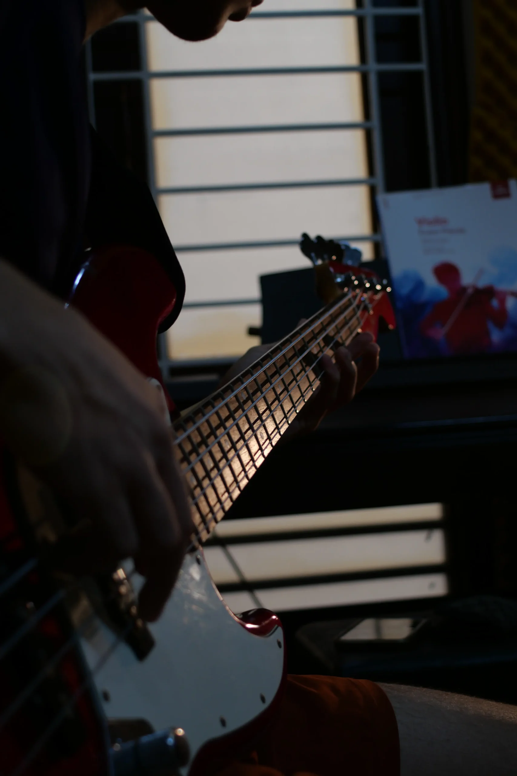 thuê nhạc công bass cho ban nhạc biểu diễn