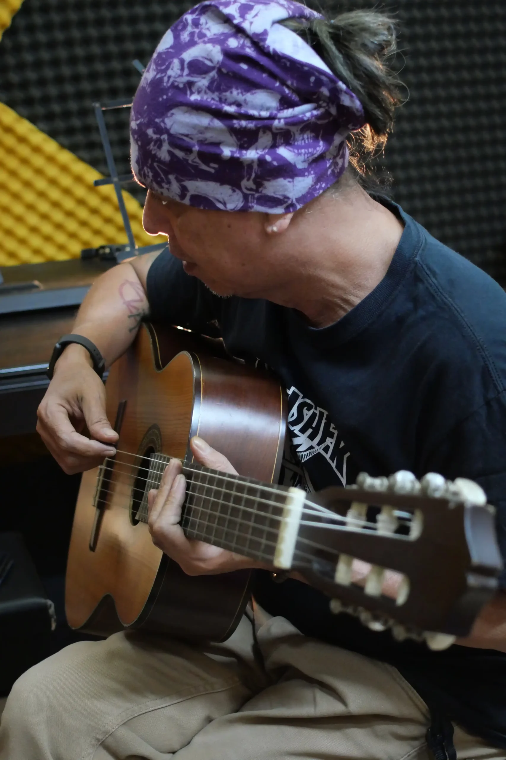 dịch vụ cho thuê nhạc công guitar acoustic biểu diễn sự kiện