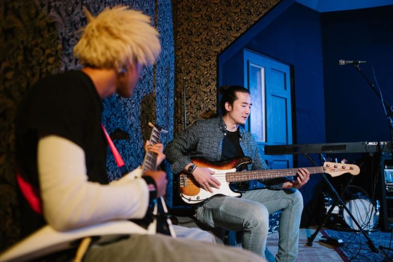 thue-phong-tap-guitar-va-bass Thuê phòng tập guitar điện có bass và micro cho nhóm nhạc