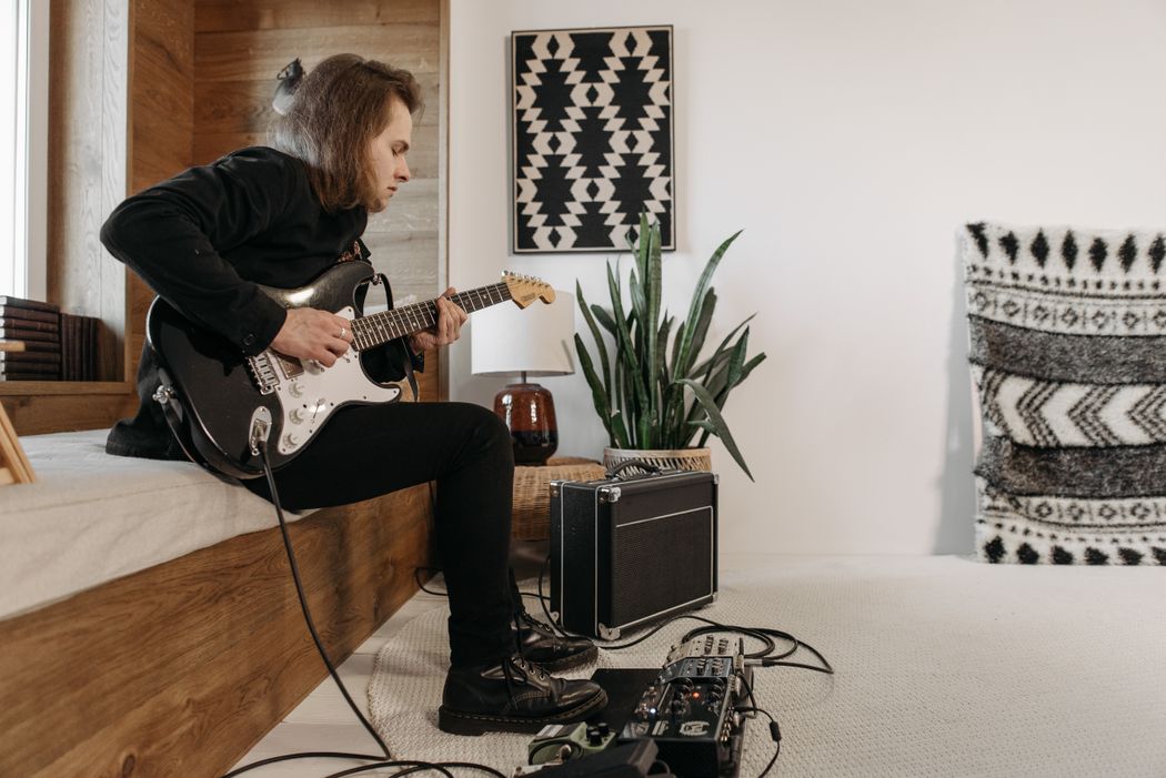 Bàn đặt phơ guitar dùng trong phòng tập và biểu diễn