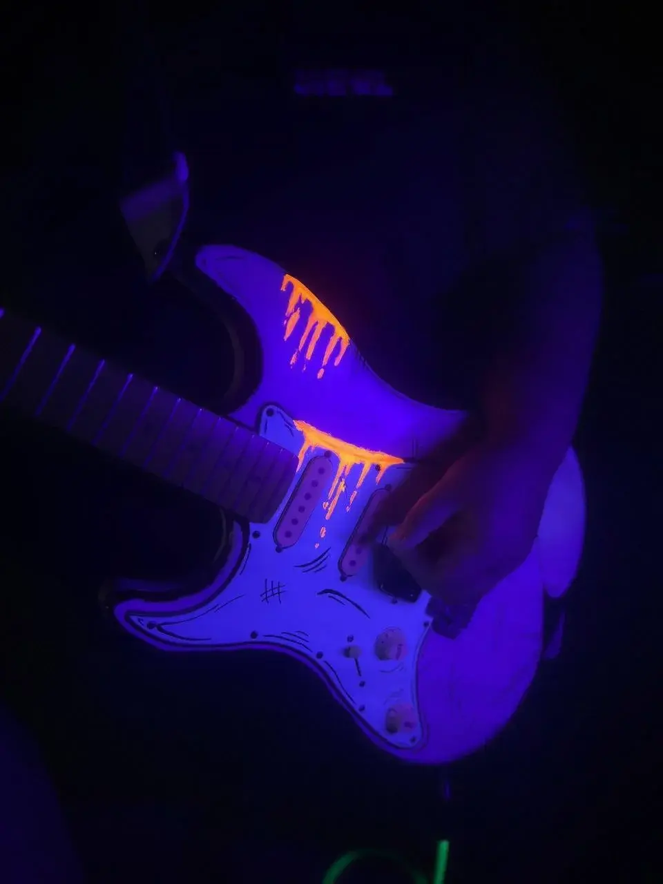 Chi tiết thân đàn guitar custom kiểu truyện tranh 2D